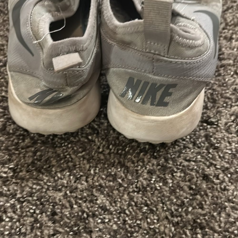Girls Nike size 6.5 Sneakers - Picture 2 of 5